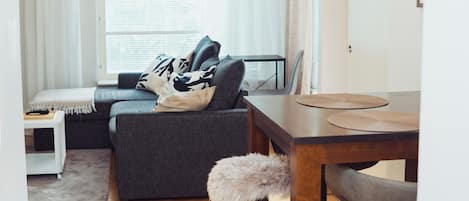 Appartement, 1 chambre, accessible aux personnes à mobilité réduite, balcon | Salle de séjour | Livres