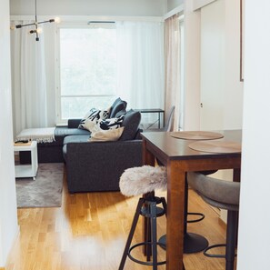 Apartment, 1 Schlafzimmer, barrierefrei, Balkon | Wohnzimmer