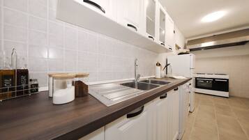 Mikrowelle, Geschirrspüler, Wasserkocher mit Kaffee-/Teezubehör