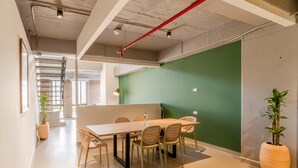 A modern meeting room with a long table, chairs, and potted plants. - W Contemporary Loft w AC in Trendy Laureles (Medellín)