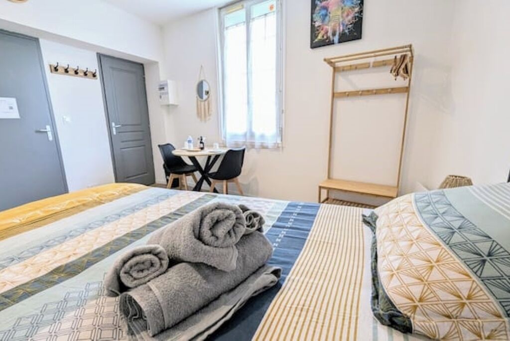 1 soverom, skrivebord, wi-fi (inkludert) og sengetøy