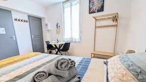 1 soverom, skrivebord, wi-fi (inkludert) og sengetøy