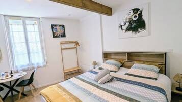 1 室のベッドルーム、デスク、WiFi (無料)、ベッドシーツ