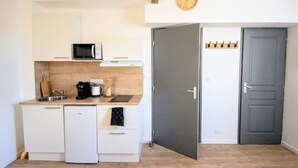 Kaffetrakter/tekoker, kjøleskap, mikrobølgeovn og kokeplater