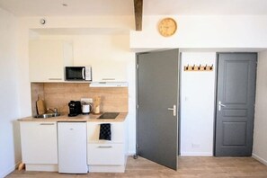 Kjøleskap, mikrobølgeovn, kokeplater og kaffetrakter/tekoker