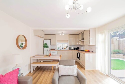 Hanwell 3BR Sleeps 7 Garden Near Station by Omega