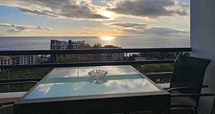 Sea View Forum Wi-Fi, AC & Parking 1 minute from Forum Madeira
