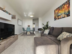 Living area - Sea View Forum Wi-Fi, AC & Parking 1 minute from Forum Madeira (Funchal)