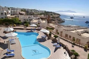 6 outdoor pools, sun loungers