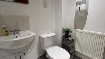 Een douche, een haardroger, handdoeken, zeep