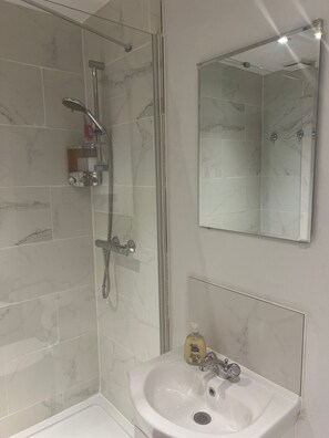 Dusj, hårføner, håndklær og såpe