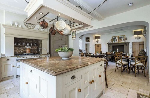 Ormesby Manor - 8 Beds - Sleeps 16 - Hot Tub