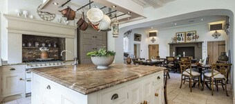 Ormesby Manor - 8 Beds - Sleeps 16 - Hot Tub