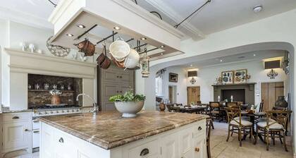 Ormesby Manor - 8 Beds - Sleeps 16 - Hot Tub