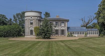 Ormesby Manor - 8 Beds - Sleeps 16 - Hot Tub