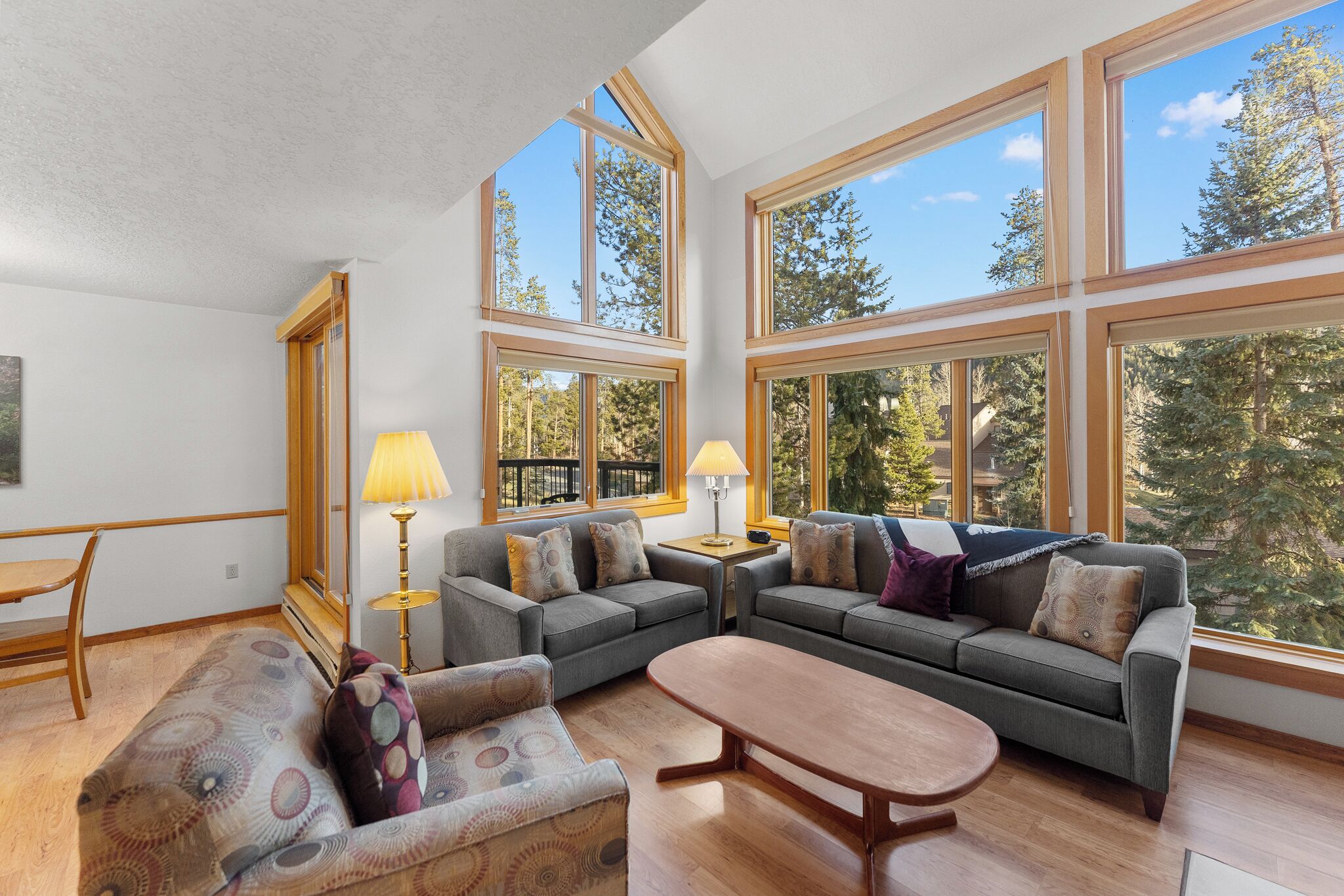 Een smart-tv, een open haard en boeken