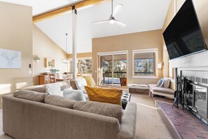 Smart TV, chimenea, libros