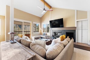 Smart TV, fireplace, books - Cozy Mountain Condo with Communal Pool House, 5 Minute Drive to Ski Village! (Keystone)