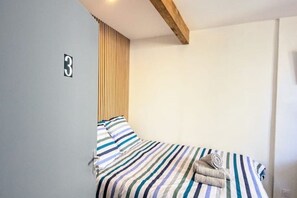 1 bedroom, free WiFi, bed sheets - Studio 3 - Cocon Douillet : Le Confort  (Gond-Pontouvre)