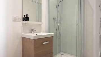 Dusche, Haartrockner, Handtücher, Seife