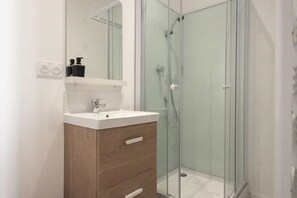 Shower, hair dryer, towels, soap - Studio 3 - Cocon Douillet : Le Confort  (Gond-Pontouvre)