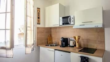 Réfrigérateur, micro-ondes, plaque de cuisson, cafetière/bouilloire