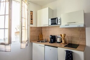 Kühlschrank, Mikrowelle, Herdplatte, Wasserkocher mit Kaffee-/Teezubehör