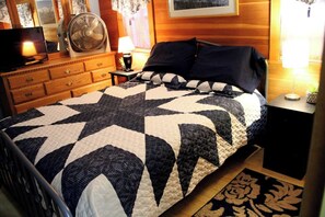 1 bedroom, iron/ironing board, WiFi, bed sheets - Pet Friendly • Fenced Yard • Hot Tub • Romantic (Ravena)