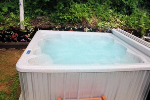 Outdoor spa tub - Pet Friendly • Fenced Yard • Hot Tub • Romantic (Ravena)