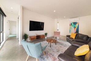 TV - Kangaroo Rest (Halls Gap)