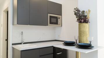 Een koelkast, een magnetron, een oven, een kookplaat