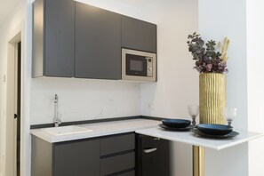 Een koelkast, een magnetron, een oven, een kookplaat