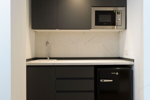 Jääkaappi, mikroaaltouuni, uuni, liesi