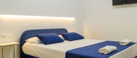 1 habitación, tabla de planchar con plancha, wifi y ropa de cama