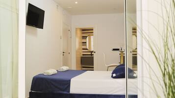 1 dormitorio, tabla de planchar con plancha, wifi y ropa de cama