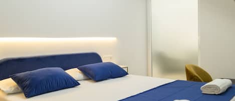 1 habitación, tabla de planchar con plancha, wifi y ropa de cama