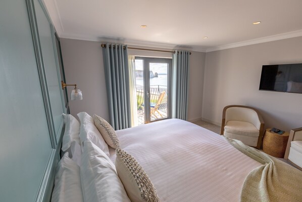 Egyptian cotton sheets, premium bedding, down duvets, pillow-top beds - Albion Hotel (Freshwater)
