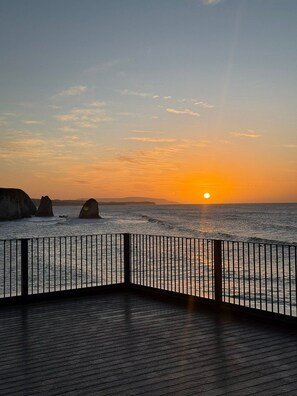 Sundeck - Albion Hotel (Freshwater)