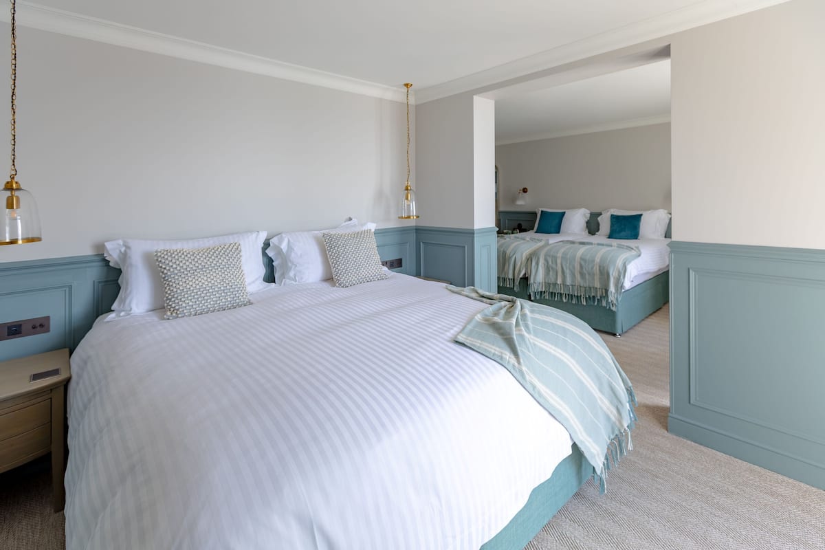 1 bedroom, Egyptian cotton sheets, premium bedding, down duvets