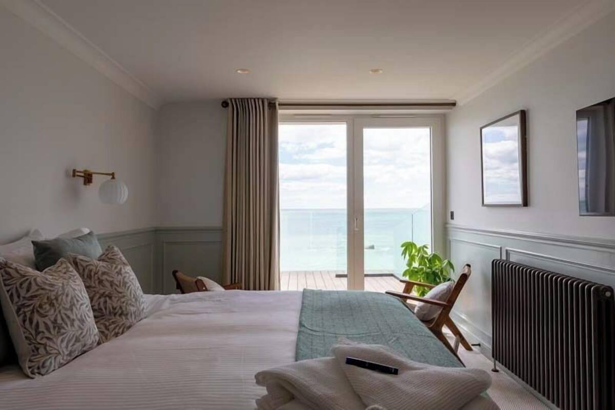 Coastal deluxe ground floor | Egyptian cotton sheets, premium bedding, down comforters, pillowtop beds