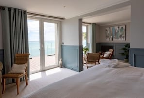 Egyptian cotton sheets, premium bedding, down comforters, pillowtop beds - Albion Hotel (Freshwater)