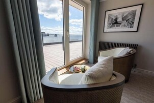 Beach deluxe with terrace | 起居区 | 电视