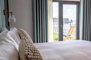 Egyptian cotton sheets, premium bedding, down duvets, pillow-top beds - Albion Hotel (Freshwater)