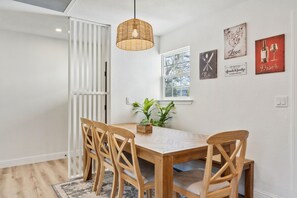 House, 5 Bedrooms | Dining