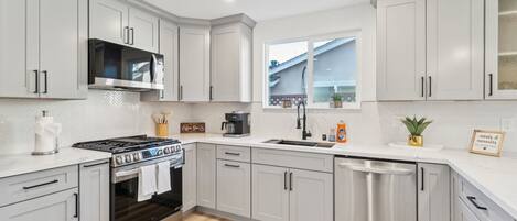 House, 5 Bedrooms | Private kitchen | Fridge, oven, coffee/tea maker, electric kettle