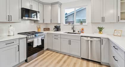 Cozy Home With Hot Tub Family-friendly Yard 5 Bedroom Home