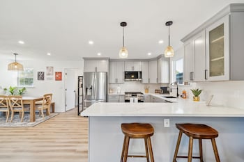 Cozy Home With Hot Tub Family-friendly Yard 5 Bedroom Home