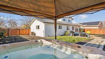 Rumah, 5 kamar tidur | Bathtub spa outdoor