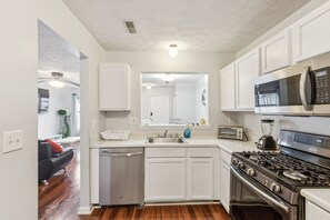 Townhome, 3 Bedrooms | Private kitchen | Fridge, oven - Cozy Coastal Retreat In The Heart Of Annapolis 3 Bedroom Townhouse (Annapolis)