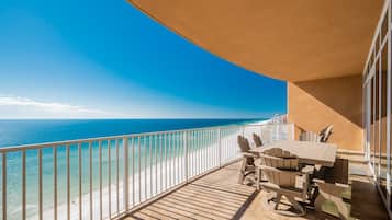 Apartamento, 3 habitaciones | Restaurante al aire libre